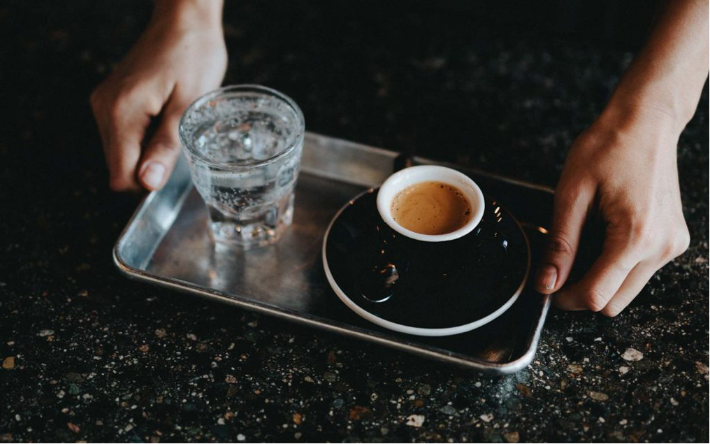 اسپری کردن قهوه با آب | تکنیک قطرات ROSS
